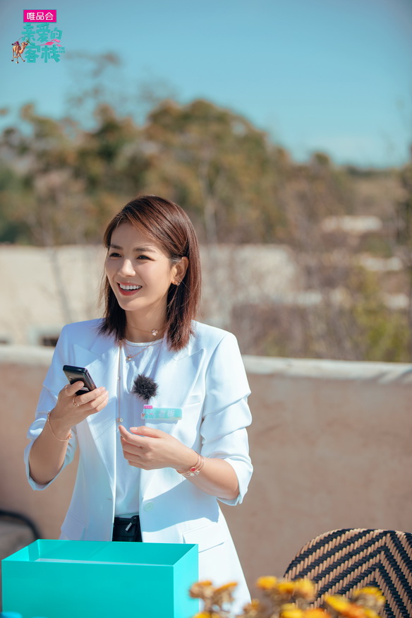 刘涛以一身凸显干练与率性的白色西装造型登场,搭配Chopard萧邦Happy Hearts Wings系列耳环、戒指、项链、手链与手镯,纯白蝶翼轻盈舞动,于身畔勾勒出灵巧心形,生动诠释优雅气韵与无穷活力。